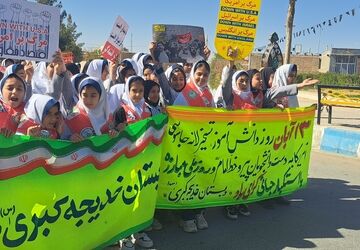 تاکید بر تداوم راه شهدای دانش آموز در راهپیمایی باشکوه ۱۳ آبان مدارس سورمق