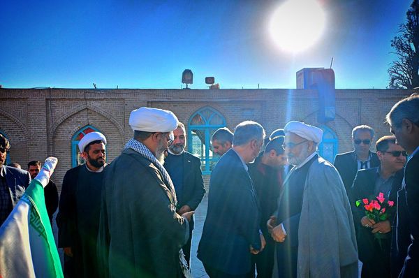 وزیر فرهنگ و ارشاد اسلامی غبار از مزار شهدای امامزاده سید حمزه کاشمر برداشت