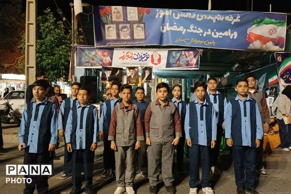 اجتماع پرشور دانش‌آموزان دبستان پسرانه توحید در غرفه شهدای دانش آموز ورامین 
