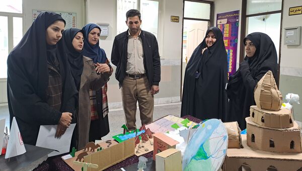 نمایشگاه دست‌سازه در دبیرستان ذبیح الله هوشیار