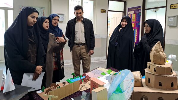 نمایشگاه دست‌سازه در دبیرستان ذبیح الله هوشیار