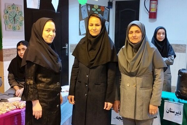 بازارچه دانش‌آموزی با طعم خلاقیت در مدرسه حضرت خدیجه(س) بهارستان‌دو
