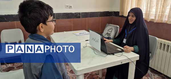 آثار دانش اموزان هنرمند کاشمر در کانون عاطفه 