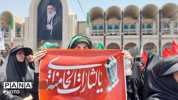  نمایشِ اقتدار در تشییعِ رهبر شهید