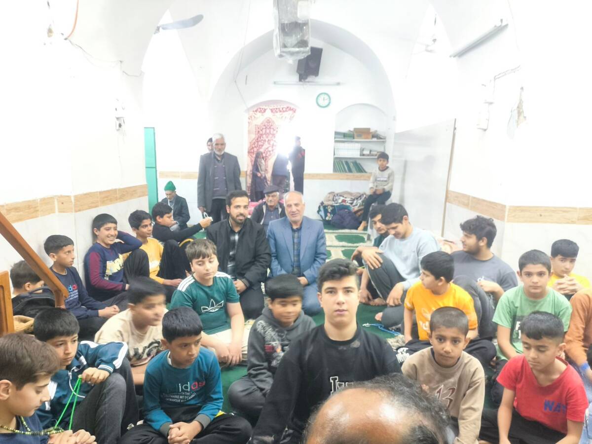 حضور مدیر و معاون دبستان شهید پسندیده فدافن در جمع نوجوانان معتکف مسجد صاحب الزمان(ع)