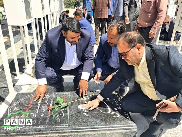 هدیه‌ای از دلِ فرهنگیان کاشمر به آسمان؛ غبارروبی مزار شهدا پیش از نماز جمعه