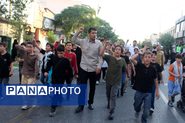 جلوه‌های حماسی از حضور نوجوانان قمی در مراسم تشییع شهدا 