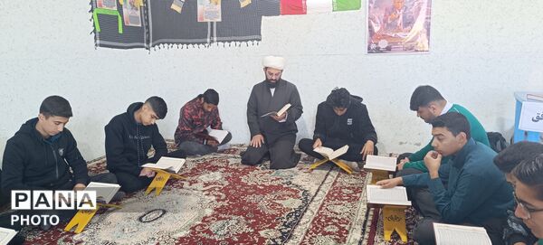 محفل جزء‌خوانی قرآن کریم در دبیرستان پسرانه صدرا ابرکوه
