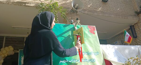 نواختن زنگ آغاز سال تحصیلی در دبیرستان شاهد شهید کلانتری همزمان با سراسر کشور 
