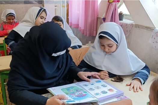 جزئیات بازدید معاون آموزش ابتدایی از دبستان مجری طرح تحول در برنامه درسی مدرسه