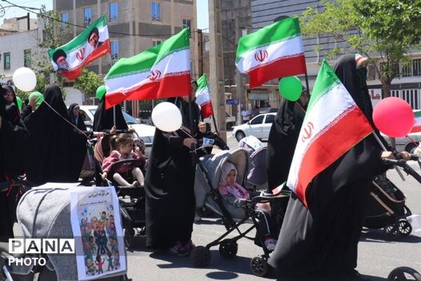 حرکت نمادین کالسکه‌های آذین‌بسته در اسلامشهر
