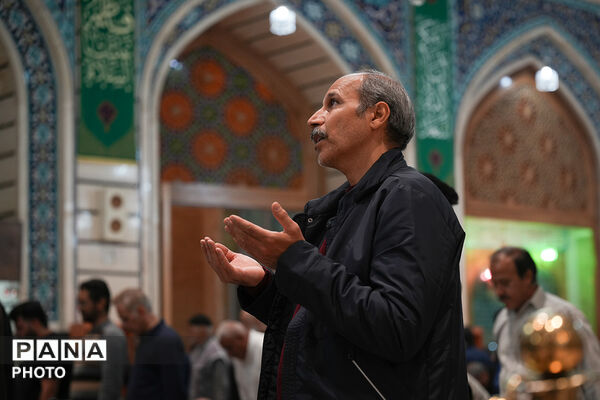 گل آرایی ضریح مطهر حضرت معصومه(س) در شب میلاد امام رضا(ع)