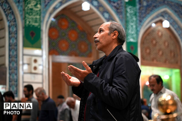 گل آرایی ضریح مطهر حضرت معصومه(س) در شب میلاد امام رضا(ع)