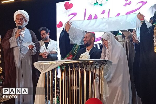 جشن ازدواج ۱۴ زوج جوان در میدان معلم شیراز