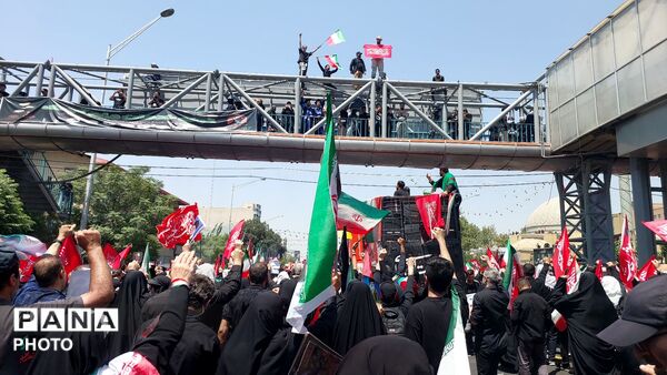 موج جمعیت در خیابان‌های تهران برای بدرقه رهبر شهید