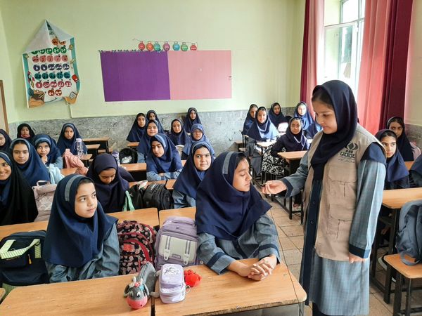 زنگ نیایش همراه با بهار علم و دانش در مدرسه شهید جواهری دو