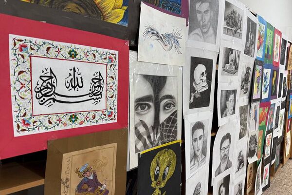 آیین افتتاحیه نمایشگاه هنری «ماها» در هنرستان شهید تاجیک بهارستان‌دو