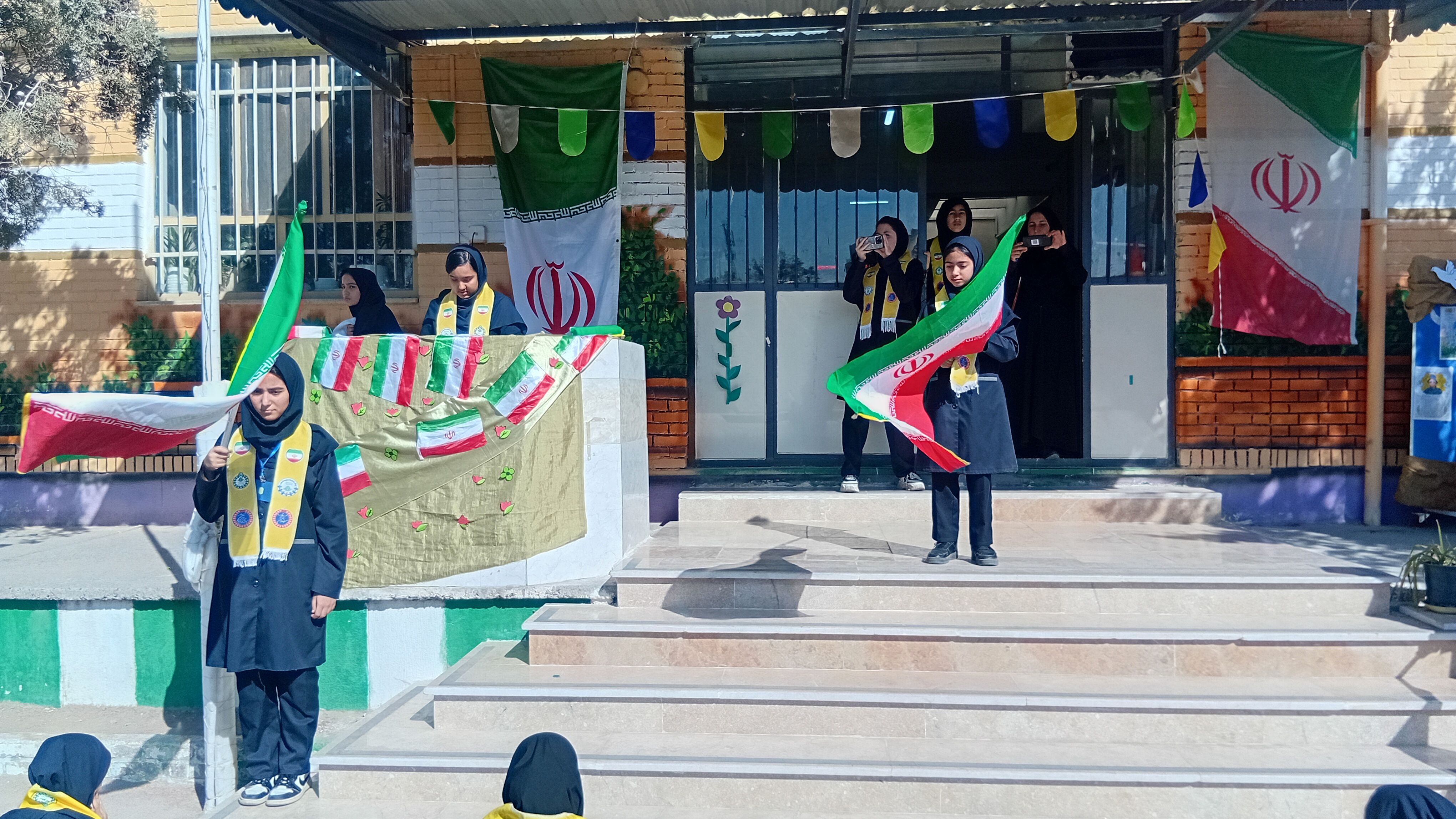 جشن‌ روز‌ دانش‌ آموز‌ در‌ دبیرستان‌ عطیه