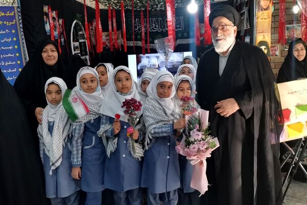 تجدید پیمان فرهنگیان ورامینی با آرمان‌های شهدا در هفته بسیج