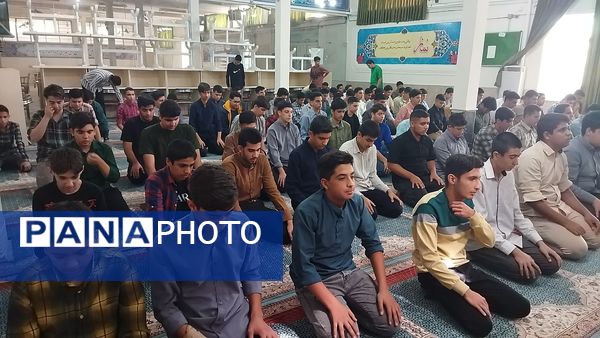 اولین نماز جماعت دبیرستان شاهد ابوذر غفاری در سال تحصیلی جدید 