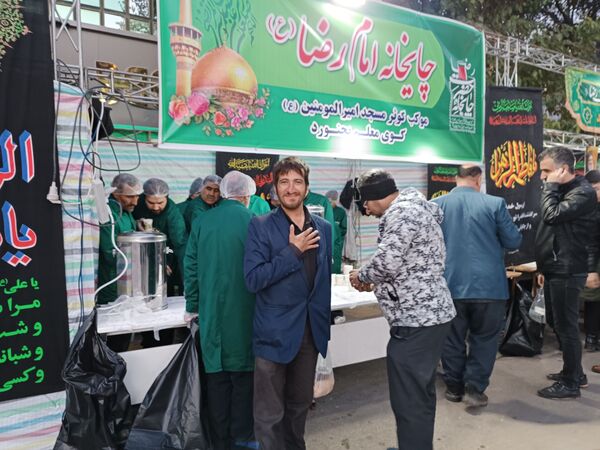 برپایی چایخانه امام رضا(ع) در موکب کوثر مسجد امیرالمومنین (ع) در بجنورد