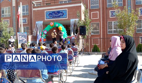 برگزاری جشن شکوفه ها در دبستان حاج تقی احدیان ناحیه ۶ مشهد