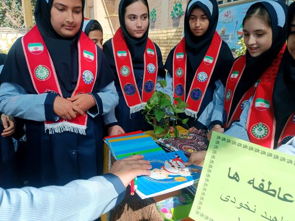 جشن عاطفه ها در دبستان ناهید نخودی