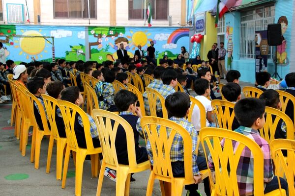 جشن شکوفه‌ها در دبستان منوچهر رزاقی ناحیه۳ مشهد