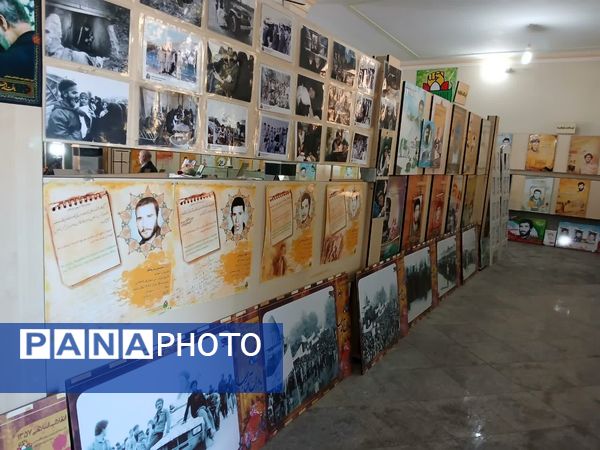 بازدید دانش‌آموزان از نمایشگاه دفاع مقدس واقع در مقبره شهدای گمنام شهرستان ورامین