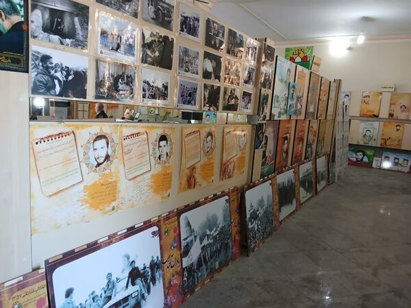 بازدید دانش‌آموزان از نمایشگاه دفاع مقدس واقع در مقبره شهدای گمنام شهرستان ورامین