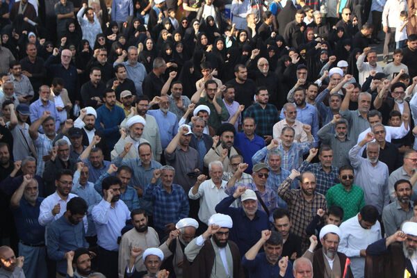 جلوه‌های حماسی از حضور نوجوانان قمی در مراسم تشییع شهدا 