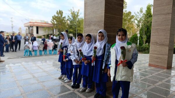 اهدای گل توسط دانش‌آموزان به پرستاران به مناسبت روز پرستار 