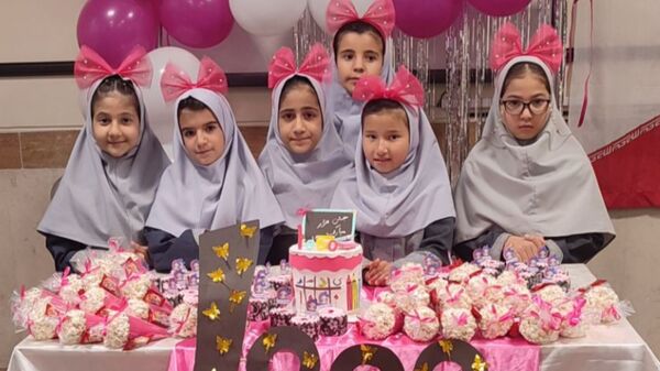 جشن عدد هزار کلاس سومی ها در دبستان آیت‌الله  هاشمی رفسنجانی