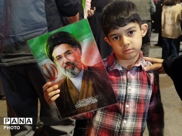 پیمان دوباره با رهبری با نوای رسای مهدی رسولی در آیین تجدید بیعت 