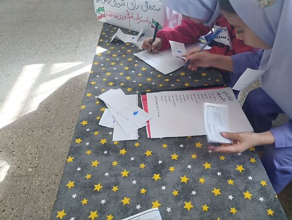 انتخابات شورای دانش آموزی در مدرسه تکتم خلیل آباد 