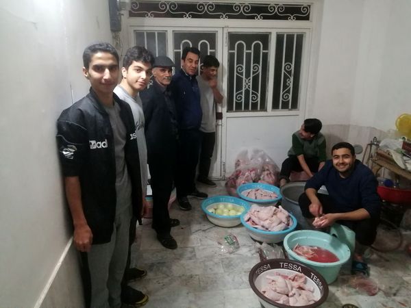 آماده‌سازی غذای افطاری با کمک دانش‌آموزان دبیرستان نمونه آیت‌الله خامنه‌ای 