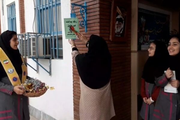 گرامیداشت هفته پدافند غیرعامل در دبیرستان فرزانگان قائمشهر