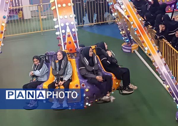 اردوی تفریحی دانش‌آموزان دبیرستان شاهد افشار در شهربازی خلیج فارس