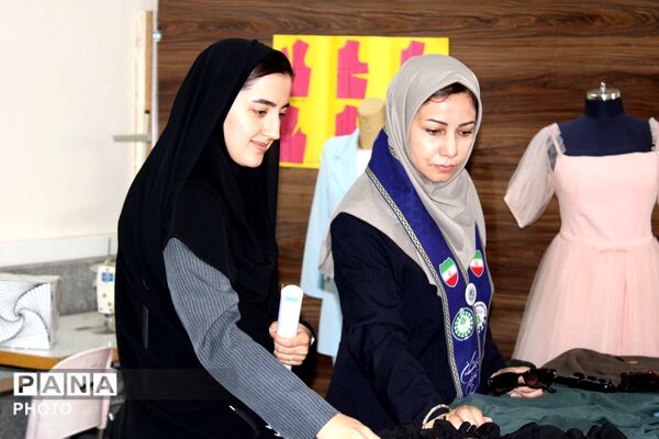 افتتاح نمایشگاه دست سازه‌های هنری در هفته مشاغل