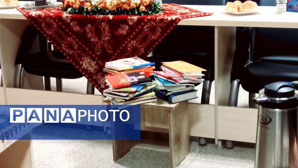 نشست ادبی دانش‌آموزان در کافه کتاب آموزشگاه هیات امنایی فرزانگان