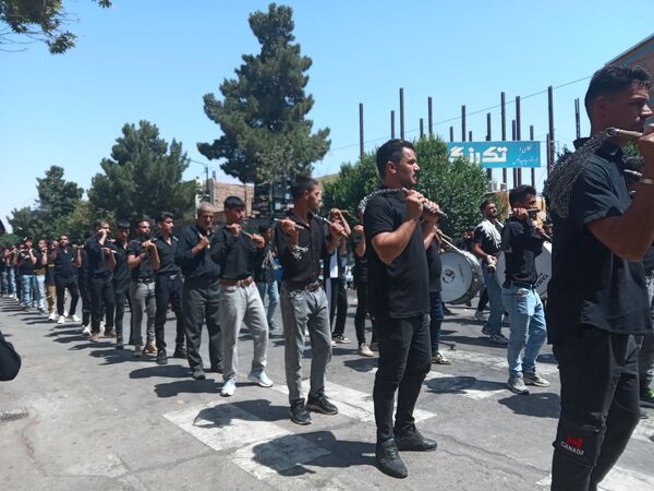 عزاداری ظهر  عاشورا در خیابان‌های شهر نیشابور 