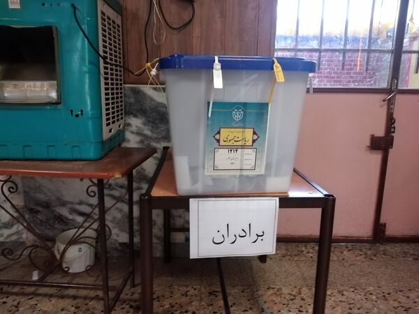 برگزاری چهاردهمین دوره انتخابات ریاست جمهوری کشور در دبیرستان ناصر مشهد