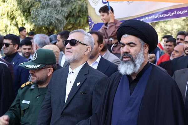 حضور پرشور دانش‌آموزان و مسئولین در راهپیمایی ۱۳ آبان در ناحیه یک بهارستان