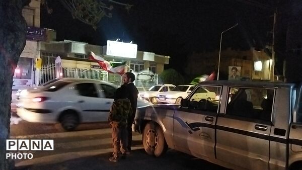 اجتماع خانوادگی فرهنگیان نیشابور در خیابان امام خمینی 