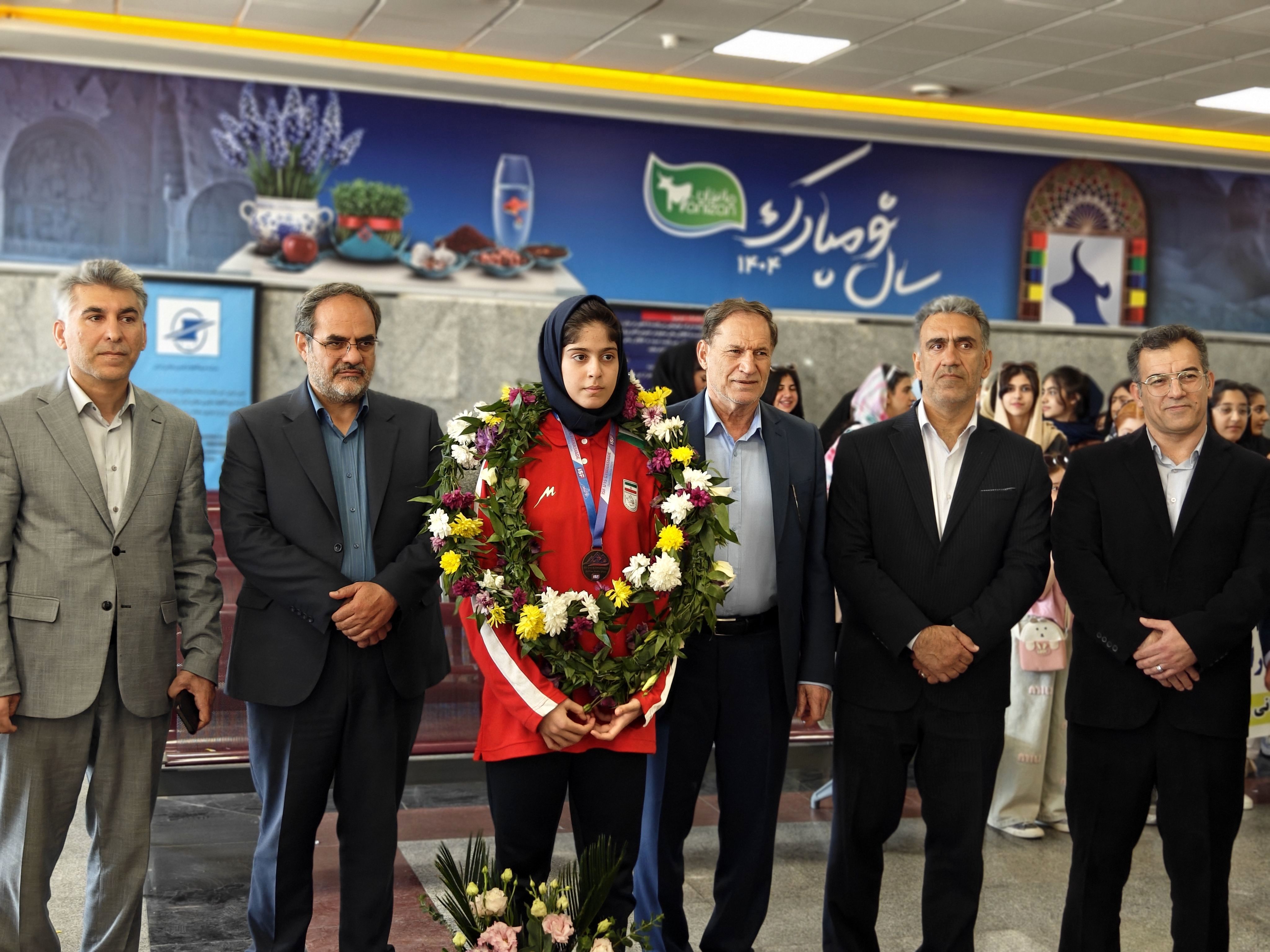 آیین استقبال از دانش‌آموز مدال‌آور مسابقات المپیک دانش‌آموزی