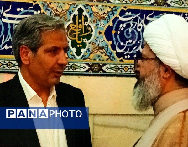 دولتمردان غبار از مزار شهدا برداشتند 