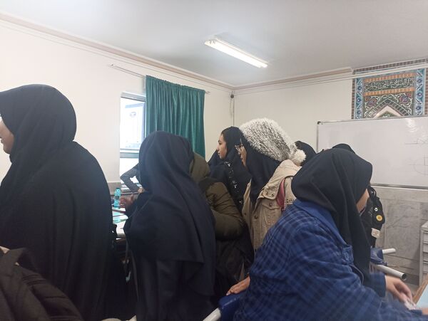 بازدید دانش‌آموزان دبیرستان شاهد شهید حمامی ناحیه۶ از رشته‌ها و فضای هنرستان