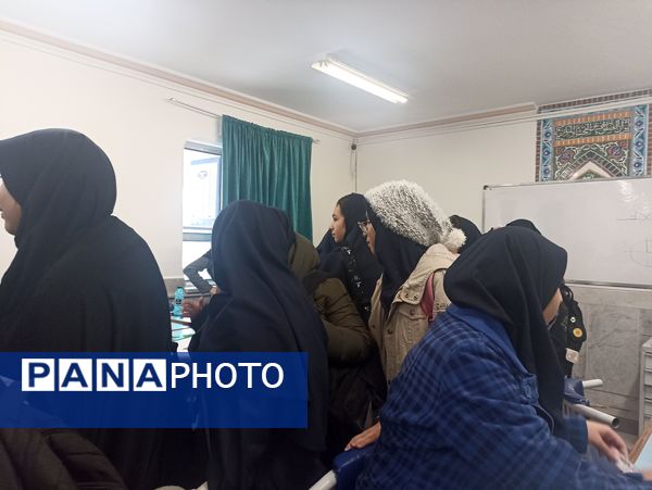 بازدید دانش‌آموزان دبیرستان شاهد شهید حمامی ناحیه۶ از رشته‌ها و فضای هنرستان