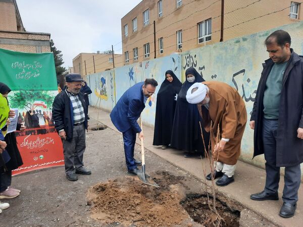 در هفته درختکاری دبیرستان دخترانه فدک تربت جام سرسبزتر شد