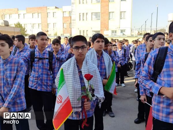 آیین بازگشایی و گرامیداشت هفته دفاع مقدس در دبیرستان علوم و معارف صدرا شیراز